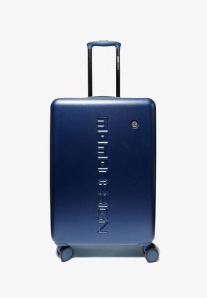 Harde marineblauwe koffer met vier zwenkwielen, telescopische handgreep en verticaal geperst "mimodesign"-logo aan de voorkant.