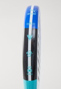 Racchetta da padel blu e nera con superficie in carbonio testurizzato, particolari turchesi e dettagli etichettati tra cui "EVA PRO" e "ANTI SHOCK."