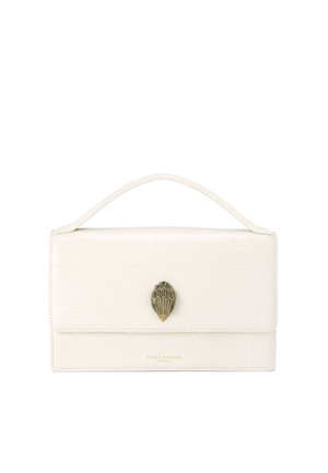 Sac en cuir blanc embouti crocodile avec une poignée détachable et un fermoir en forme de coquillage doré. Présente un design rectangulaire épuré.