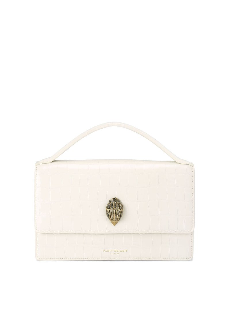 Sac en cuir blanc embouti crocodile avec une poignée détachable et un fermoir en forme de coquillage doré. Présente un design rectangulaire épuré.