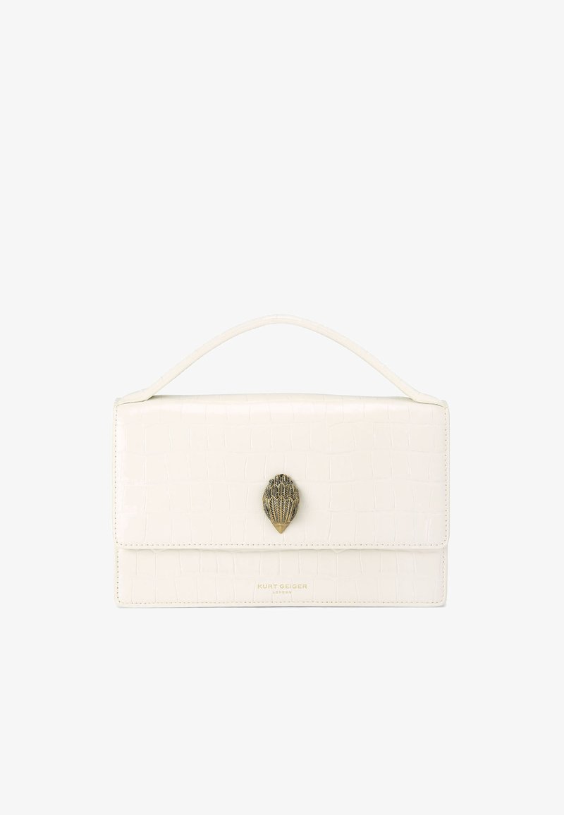 Sac en cuir blanc embouti crocodile avec une poignée détachable et un fermoir en forme de coquillage doré. Présente un design rectangulaire épuré.