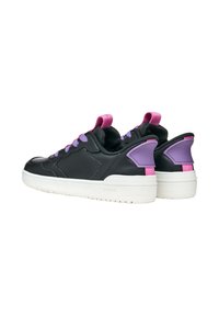 Zapatillas de cuero negro con acentos en rosa y morado, que presentan una suela blanca, detalles texturizados y cordones en contraste.