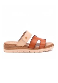 Sandalias de color marrón y beige tipo zueco con plataforma de madera, con dos correas anchas, punta redondeada y plantilla texturizada.