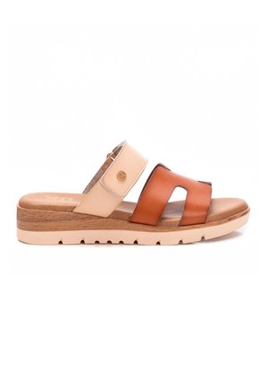 Sandalias de color marrón y beige tipo zueco con plataforma de madera, con dos correas anchas, punta redondeada y plantilla texturizada.