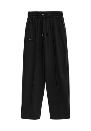 Pantalones anchos negros con cintura elástica, cordón, bolsillos laterales y pequeño parche rectangular en el muslo izquierdo.