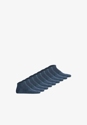 Kymmeniä tummansinisiä puuvillasukkia, joissa on matala nilkka-asu, pehmeä rakenne ja ryppyiset resorit. Jokainen sukka säilyttää yhdenmukaisen värin.