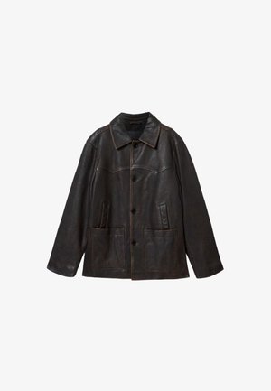 Tamsiai ruda odinė striukė su plačiu apykakliu, trimis priekiniais mygtukais, dviem didelėmis kišenėmis ir ilgomis rankovėmis.