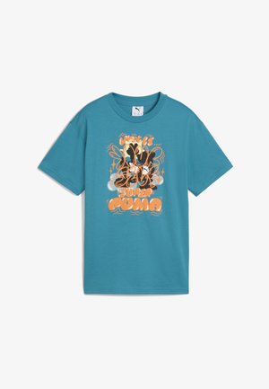 Tyrkysové tričko s krátkým rukávem, které obsahuje grafický potisk s abstraktním textem v oranžové a černé barvě. Měkký bavlněný materiál s klasickým výstřihem.