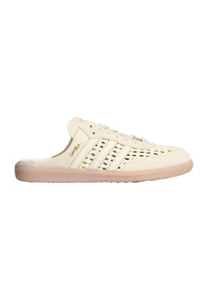 Zapatilla beige sin cordones con laterales tejidos abiertos, tres rayas laterales, cierre de cordones en la parte delantera y suela de goma.