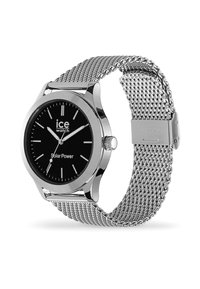 Reloj plateado con energía solar, cara negra, correa de malla de acero inoxidable y marcadores de horas. Presenta el nombre de la marca "ice watch" y un diseño elegante.