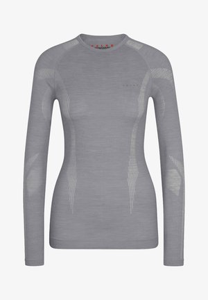 Maglietta sportiva a maniche lunghe di colore grigio chiaro, realizzata in un tessuto morbido e elastico con dettagli testurizzati e un design aderente.