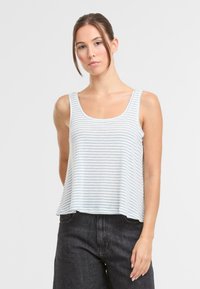 Stripet tanktop i lyseblå og hvide farver, lavet af blødt stof, med en afslappet pasform og brede ærmegab.
