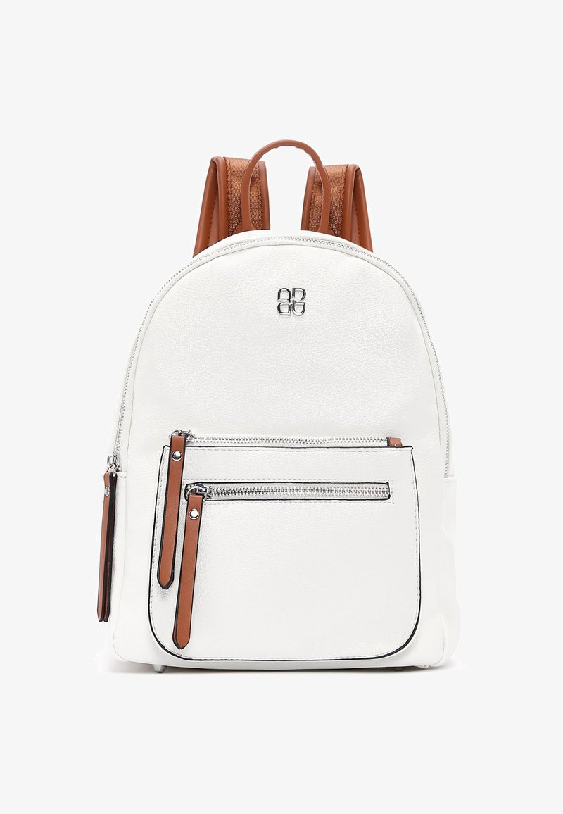 Zaino in pelle bianca con dettagli color cuoio, forma arrotondata, due tasche anteriori con zip e dettagli in hardware argentato. Spallacci regolabili nella parte superiore.