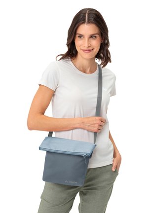Borsa a tracolla grigia con pattina superiore texturizzata, chiusura con zip e tracolla regolabile; realizzata in un tessuto leggero e resistente.