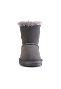 Stivale alla caviglia in suede grigio con puntale arrotondato, fodera in pelliccia sul bordo e cuciture decorative lungo il lato. Suola in gomma per la trazione.