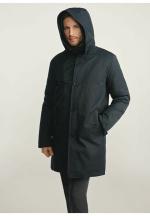 Granatowy, zimowy płaszcz z kapturem o prostym kroju, z przodem zapinanym na guziki i bocznymi kieszeniami. Tkanina ma gładkie wykończenie i izolację.