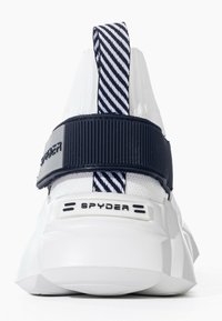 Tacco di scarpa sportiva bianca con fascia a righe nere e tab di richiamo a strisce bianco e nere, con il nome del marchio "SPYDER" sulla suola e sulla fascia.