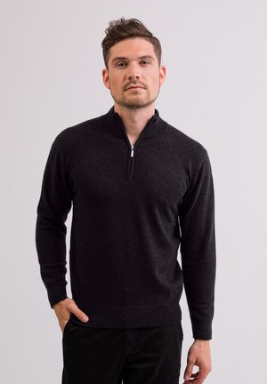 Dunkelgrauer Reißverschluss-Sweater mit hohem Kragen, gerippten Akzenten an den Bündchen und am Saum, hergestellt aus weichem, strukturiertem Stoff.
