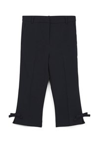 Schwarze maßgeschneiderte Hosen mit geradem Schnitt, verkürzter Länge, seitlichen Taschen und Schleifenakzenten am Saum. Glatte Stofftextur.