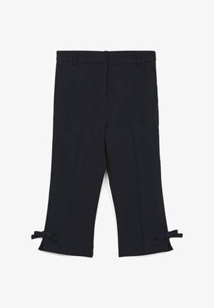 Pantalons noirs ajustés avec une coupe droite, longueur courte, poches latérales et accents en nœud à l'ourlet. Texture de tissu lisse.