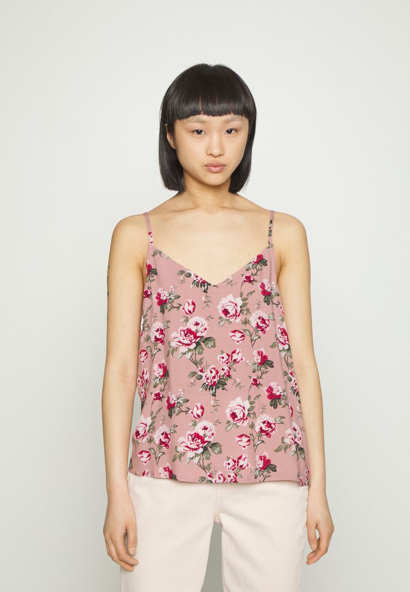 Camisola floral rosa com alças finas, apresentando um decote em forma de V e um corte solto. O design inclui rosas vermelhas e verdes sobre um fundo claro.