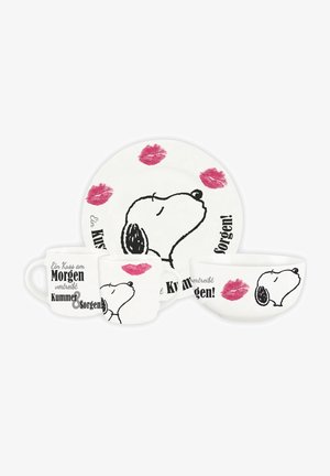 Set di stoviglie in ceramica composto da una ciotola, due tazze e un piatto. Ogni pezzo è bianco con illustrazioni di cani neri e impronte di rossetto rosso.