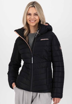 Zwarte pufferjack met een rits aan de voorkant en een capuchon. Heeft een horizontale gestikte textuur en roze accenten, waaronder branding en ritsdetails.