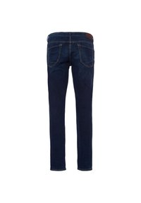 Jean en denim bleu foncé avec une coupe droite, featuring deux poches arrière et un accent en cuir brun au niveau de la taille. Texture lisse.