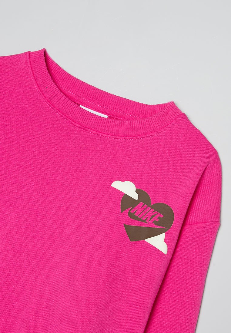 Sweatshirt fuchsia avec encolure côtelée ; présente un graphique de cœur en marron et blanc avec le texte "NIKE". Tissu doux et coupe décontractée.