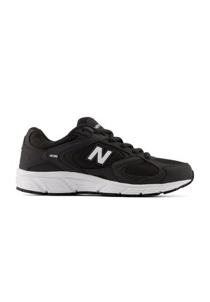 Czarne sneakersy New Balance 408 z białą podeszwą, siateczkową i syntetyczną cholewką, logo po boku i sznurowadłami.