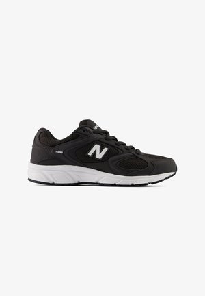 Czarne sneakersy New Balance 408 z białą podeszwą, siateczkową i syntetyczną cholewką, logo po boku i sznurowadłami.