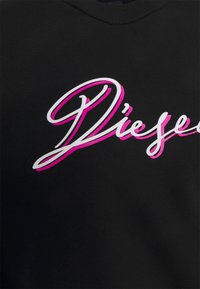 Sudadera negra con el logotipo en blanco y rosa de "Diesel" en un estilo audaz. Tejido suave con cuello redondo.