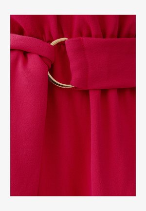 Magenta vöö kullast metallist rõngaste detailiga, valmistatud pehmest ja tekstuursetest kangast. Kangas koguneb talje ümber, et luua volüümikas ja sääreluu järgiv välimus.