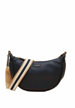 Sac épaule en tissu texturé noir en forme de croissant avec une bandoulière réglable en tissu rayée beige, noir et blanc et une petite plaque de logo dorée.