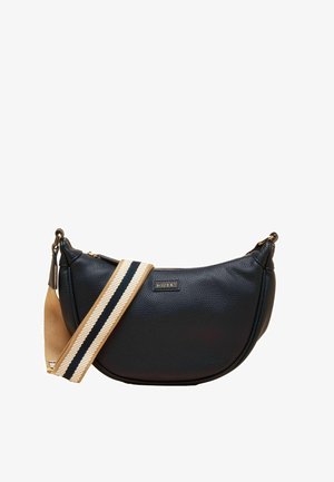 Sort tekstureret skuldertaske formet som en halvmåne med beige, sort og hvidstribet justerbar stofrem og lille gyldent logoplade.