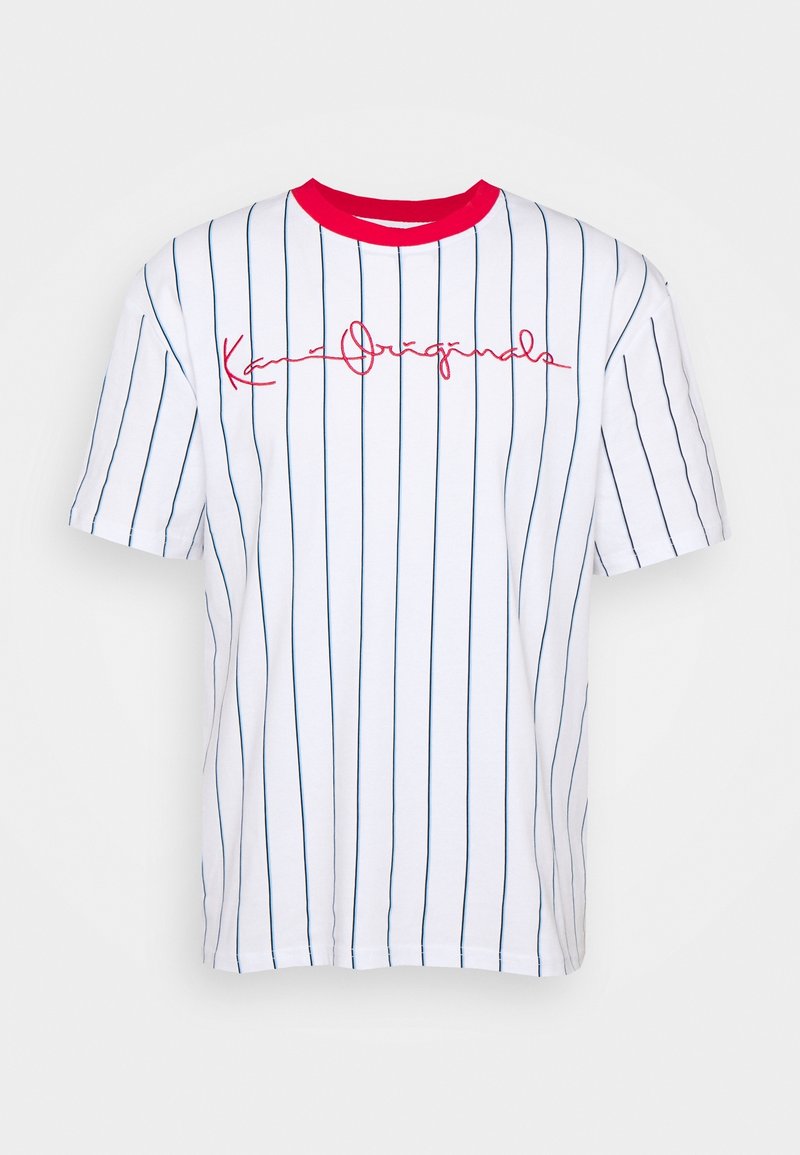 Vit t-shirt med marinblå vertikala ränder, röd rund halsringning och röd broderad text som säger "Kanye Originals" över bröstet.