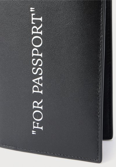 Μαύρη δερμάτινη θήκη διαβατηρίου με λευκό κείμενο "FOR PASSPORT" τυπωμένο κατακόρυφα στο μπροστινό εξώφυλλο.