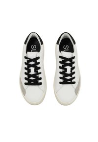 Sneakers bianchi in pelle con lacci neri, dettagli in suede grigio sui lati, linguetta imbottita e suola in gomma testurizzata.
