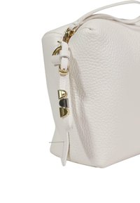 Witte lederen tas met een gestructureerd oppervlak, voorzien van een gouden ritssluiting en bijpassende decoratieve hardware die het ontwerp accentueert.