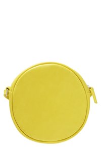 Borsa a tracolla rotonda gialla in pelle con superficie liscia, chiusura a zip e tracolla regolabile. Design minimalista, senza decorazioni aggiuntive.