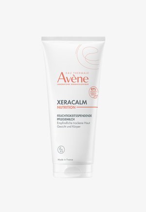 Avene Xeracalm Nutrition Creme in einer weißen Plastiktube. Verfügt über ein orangefarbenes Logo und Text, gekennzeichnet mit 97% natürlichen Inhaltsstoffen. Hergestellt in Frankreich.