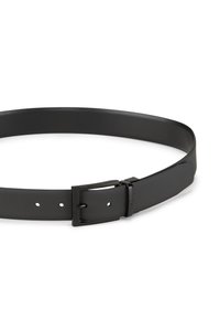 Zwart lederen riem met een gladde textuur, voorzien van een glanzende rechthoekige gesp en verstelbare gaten langs de band voor maat aanpassing.