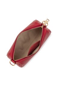 Borsa rossa in pelle con zip dorata parzialmente aperta, che mostra una tasca interna in tessuto beige.