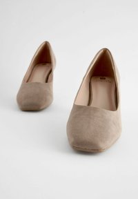 Next FOREVER COMFORT SQUARE TOE COURT REGULAR WIDE FIT - Klassieke pumps - mink brown