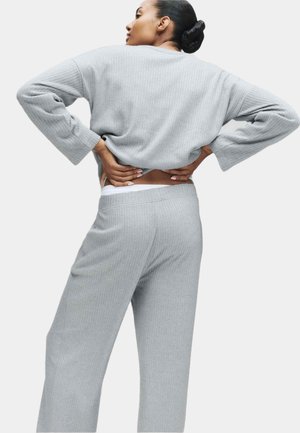 Set di abbigliamento per il tempo libero grigio a costine, composto da un maglione dal taglio morbido con maniche ampie e pantaloni coordinati con vita elastica. Tessuto morbido.