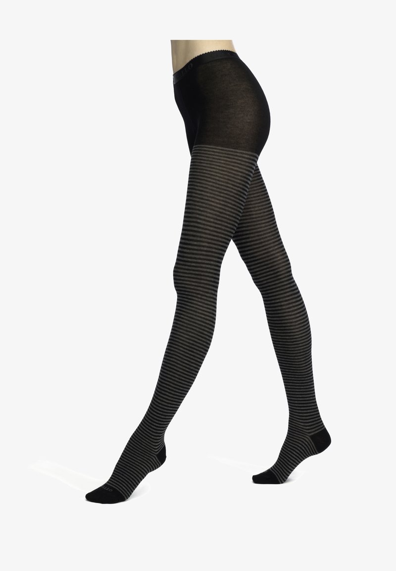 Calze opaque nere con strisce verticali, tessuto testurizzato e cintura ondulata. I piedi sono completamente neri. Le strisce variano in spessore.