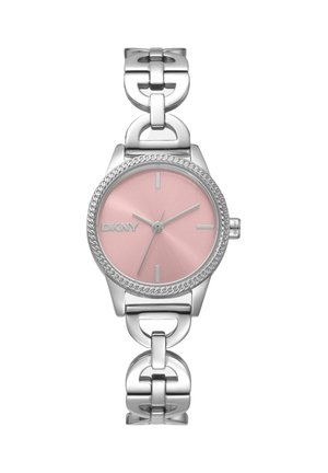 Montre-bracelet DKNY argentée avec un cadran rond rose, des marqueurs minimalistes et un bracelet en métal lié décoratif.