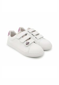 Witte leren sneakers met drie verstelbare klittenbandsluitingen, roze en glinsterende accenten op de hak, en een afgeronde neuzenontwerp.