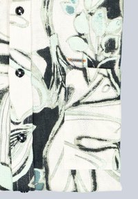 Hemd aus floral gemustertem Stoff mit schwarzen Knöpfen, hellteal und dunkelgrünen Akzenten, ausgestattet mit einer Brusttasche und strukturiertem Gewebe.