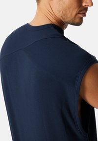 Navy tanktop, geribbelde structuur, ronde halslijn, mouwloos ontwerp, gedetailleerde schouderna seam, aansluitende pasvorm, zachte stof.